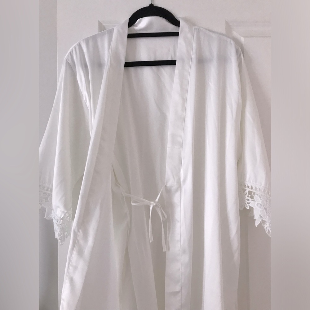 White Lace-Trim Satin Robe - Picture 5 of 15